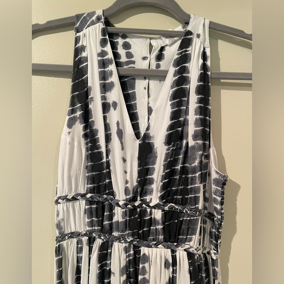 Black and White Maxi Dress - Picture 4 of 8